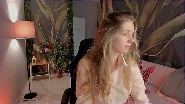 Snapshot of Sharon_Evansi chatting on 12/14/25, 11:48 Sharon Evansi online show from 12/14/25, 11:48