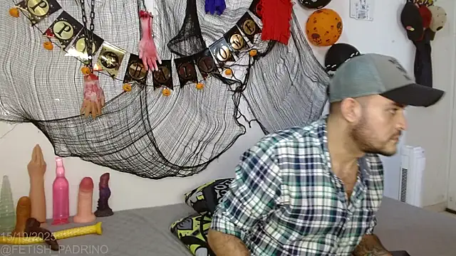 Snapshot of fetish_padrino chatting on 10/16/25, 05:47 fetish padrino online show from 10/16/25, 05:47