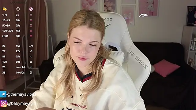 Snapshot of Maya_Rave chatting on 11/17/25, 04:07 Maya Rave online show from 11/17/25, 04:07