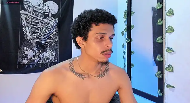 Snapshot of Aroonn_b chatting on 01/10/25, 01:42 Aroonn b online show from 01/10/25, 01:42