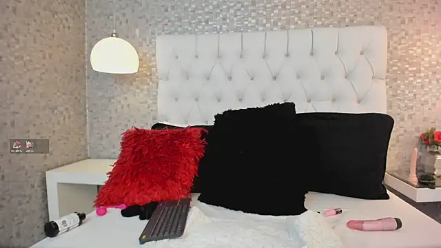 HazelMoret online show from 12/27/24, 12:45