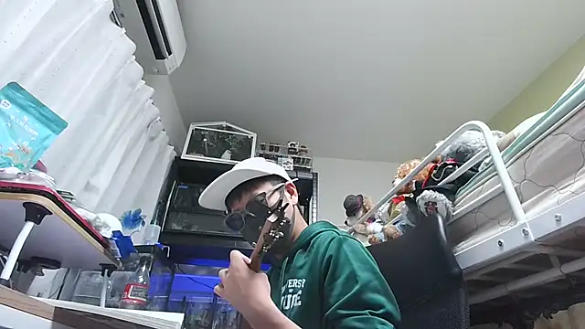 Snapshot of Owl1216 chatting on 12/23/24, 02:07 Owl1216 online show from 12/23/24, 02:07