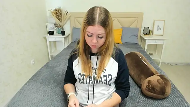 Snapshot of BettyBloom69 chatting on 09/10/25, 04:45 BettyBloom69 online show from 09/10/25, 04:45