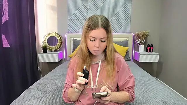 Snapshot of BettyBloom69 chatting on 09/17/25, 04:47 BettyBloom69 online show from 09/17/25, 04:47