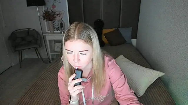 Snapshot of BettyBloom69 chatting on 11/19/25, 04:45 BettyBloom69 online show from 11/19/25, 04:45