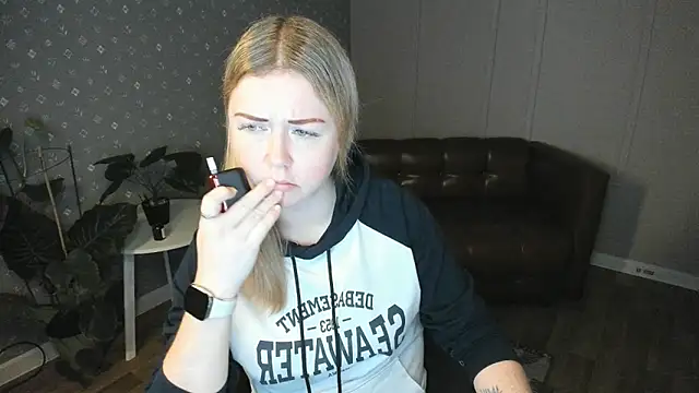 Snapshot of BettyBloom69 chatting on 11/26/25, 04:57 BettyBloom69 online show from 11/26/25, 04:57