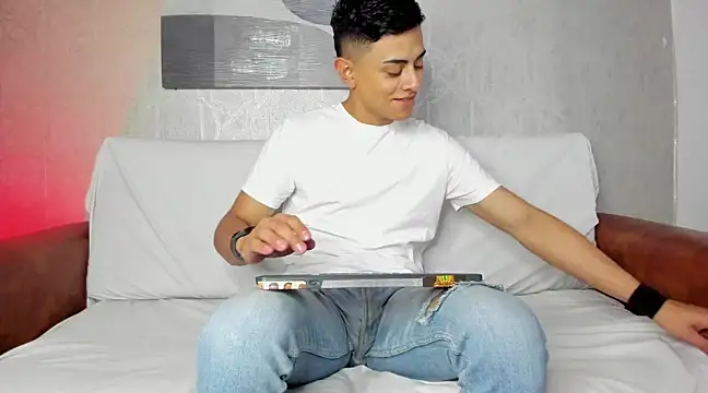 Snapshot of Lucii_fer_ chatting on 03/19/25, 11:28 Lucii fer online show from 03/19/25, 11:28