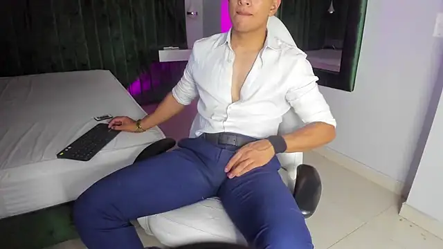 Snapshot of Lucii_fer_ chatting on 10/17/25, 11:57 Lucii fer online show from 10/17/25, 11:57