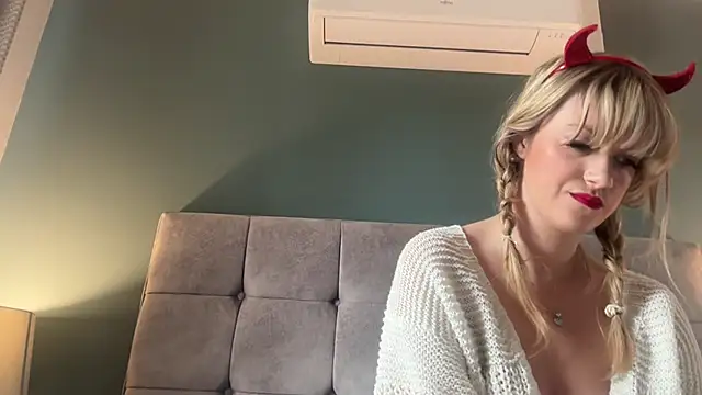 Snapshot of LustfulLuna_ chatting on 10/31/25, 12:06 LustfulLuna online show from 10/31/25, 12:06