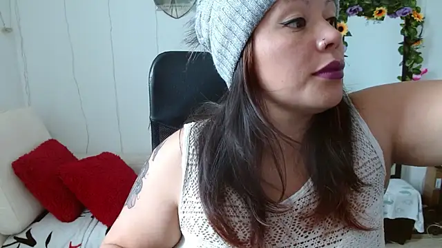 Snapshot of miss_evoleth2 chatting on 11/24/25, 04:07 miss evoleth2 online show from 11/24/25, 04:07