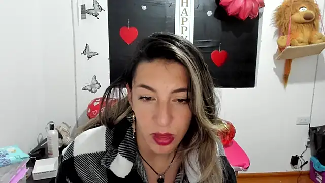 Snapshot of queen-natty chatting on 02/21/25, 03:56 queen-natty online show from 02/21/25, 03:56