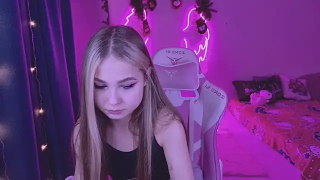 Snapshot of tikkisa chatting on 12/23/24, 04:28 tikkisa online show from 12/23/24, 04:28