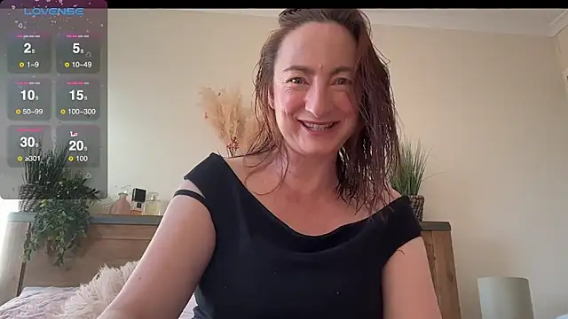 Snapshot of LouiseTswing chatting on 12/02/24, 02:19 LouiseTswing online show from 12/02/24, 02:19