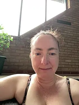 Snapshot of LouiseTswing chatting on 12/09/24, 01:55 LouiseTswing online show from 12/09/24, 01:55