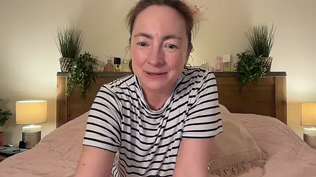 Snapshot of LouiseTswing chatting on 12/12/24, 02:44 LouiseTswing online show from 12/12/24, 02:44