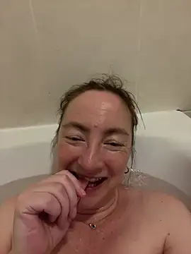 Snapshot of LouiseTswing chatting on 01/08/25, 04:33 LouiseTswing online show from 01/08/25, 04:33