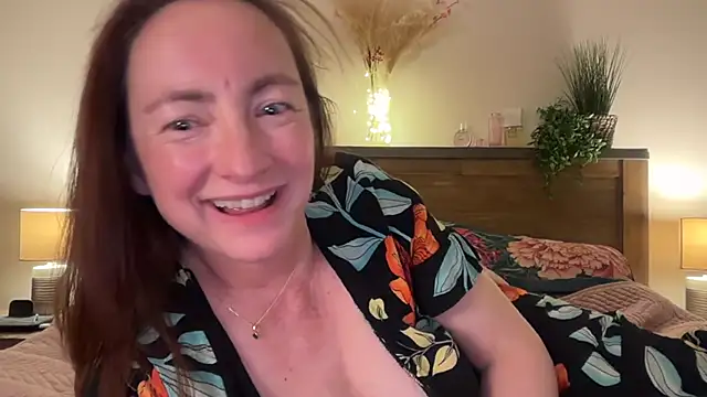 Snapshot of LouiseTswing chatting on 02/06/25, 08:13 LouiseTswing online show from 02/06/25, 08:13