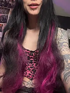 Snapshot of MissMidnightUK chatting on 05/19/26, 11:33 MissMidnightUK online show from 05/19/26, 11:33