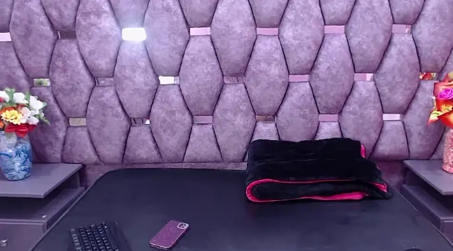 Miaa Thopmson online show from 12/19/24, 12:45