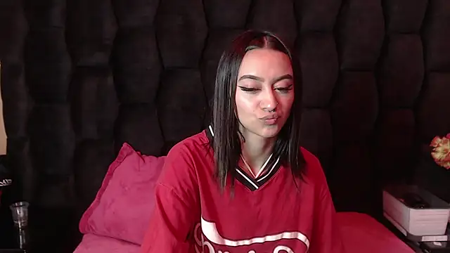 Miaa Thopmson online show from 09/18/25, 12:01