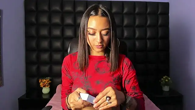 Miaa Thopmson online show from 09/25/25, 08:56