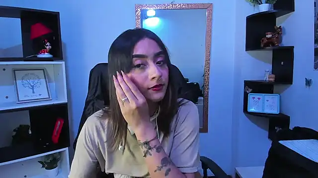 Miaa Thopmson online show from 10/28/25, 09:28