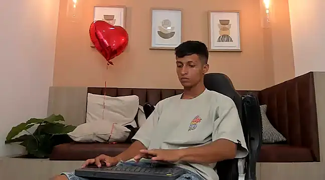 Snapshot of wolf_james123 chatting on 02/08/25, 07:27 wolf james123 online show from 02/08/25, 07:27