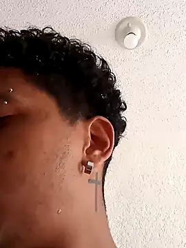 Snapshot of gugao666 chatting on 01/17/25, 10:44 gugao666 online show from 01/17/25, 10:44