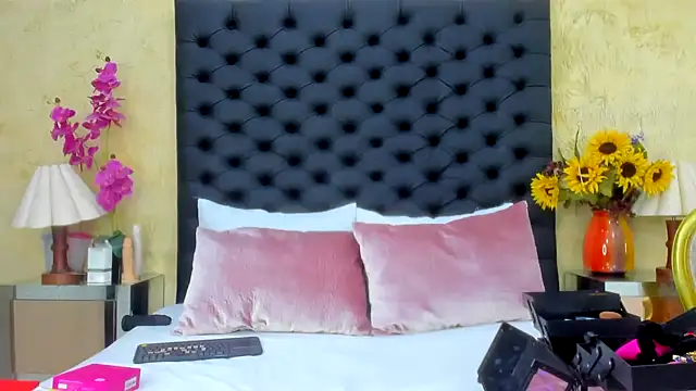 NahomiWhitel online show from 10/09/25, 03:21