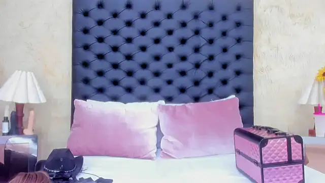 NahomiWhitel online show from 11/20/25, 04:51