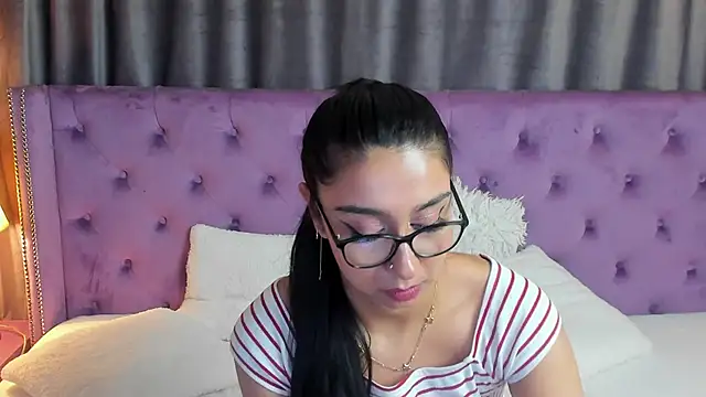 Snapshot of JulietShy chatting on 01/17/25, 02:08 JulietShy online show from 01/17/25, 02:08