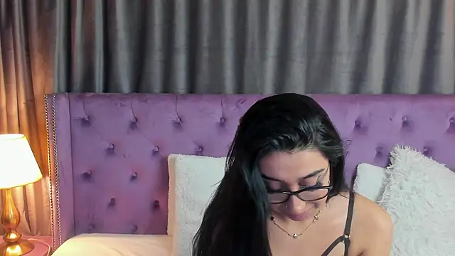 Snapshot of JulietShy chatting on 01/18/25, 02:14 JulietShy online show from 01/18/25, 02:14