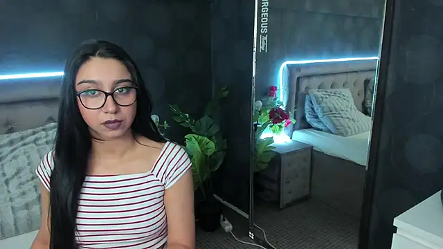 Snapshot of JulietShy chatting on 02/11/25, 08:52 JulietShy online show from 02/11/25, 08:52