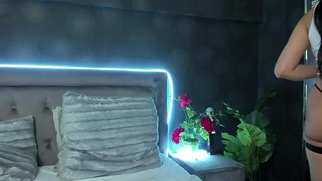 Snapshot of JulietShy chatting on 02/13/25, 09:06 JulietShy online show from 02/13/25, 09:06