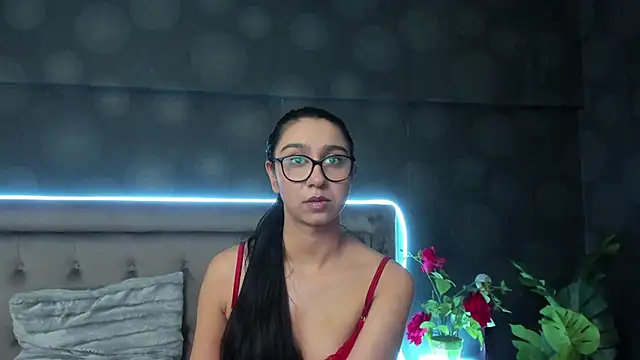 Snapshot of JulietShy chatting on 02/14/25, 03:11 JulietShy online show from 02/14/25, 03:11