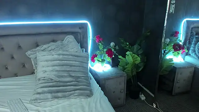 Snapshot of JulietShy chatting on 02/16/25, 09:48 JulietShy online show from 02/16/25, 09:48