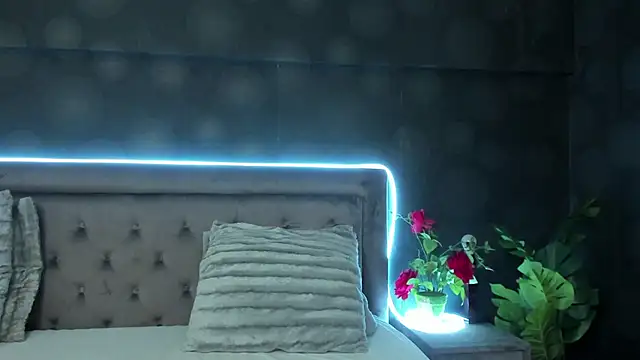 Snapshot of JulietShy chatting on 02/23/25, 08:44 JulietShy online show from 02/23/25, 08:44