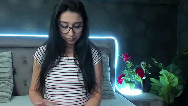 Snapshot of JulietShy chatting on 03/08/25, 07:42 JulietShy online show from 03/08/25, 07:42