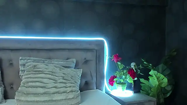 Snapshot of JulietShy chatting on 03/13/25, 05:11 JulietShy online show from 03/13/25, 05:11