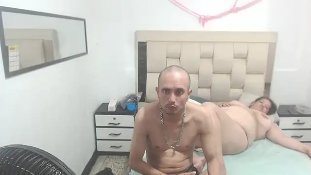 Snapshot of Candy_and_Jh0n chatting on 02/14/25, 08:10 Candy and Jh0n online show from 02/14/25, 08:10