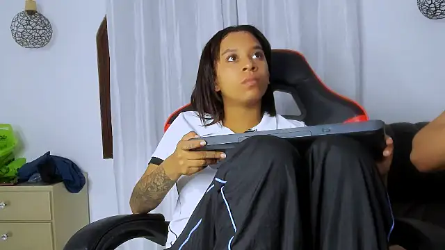 Fernanda brown18 online show from 12/22/25, 08:22