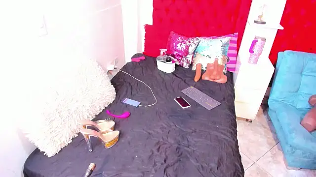 Snapshot of larafoxter chatting on 06/07/26, 03:32 larafoxter online show from 06/07/26, 03:32