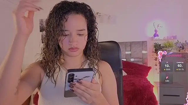 Snapshot of emilyrouxe chatting on 05/30/26, 04:37 emilyrouxe online show from 05/30/26, 04:37