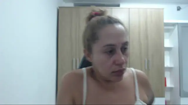 RoxanaLove9 online show from 09/15/25, 10:21