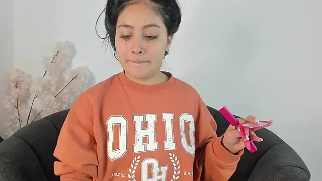 Annie9  online show from 03/20/25, 03:56