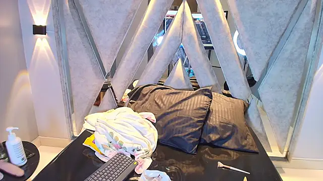 Annie9  online show from 10/12/25, 08:30