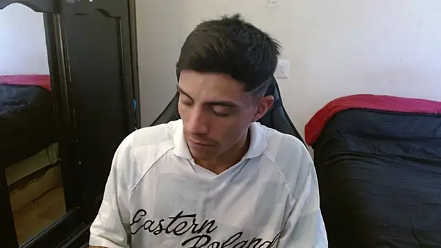 Snapshot of kv___xxx_ chatting on 09/13/25, 04:40 kv   xxx  online show from 09/13/25, 04:40