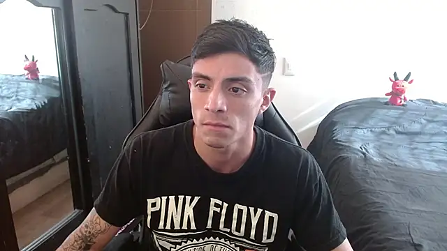 Snapshot of kv___xxx_ chatting on 09/15/25, 08:20 kv   xxx  online show from 09/15/25, 08:20