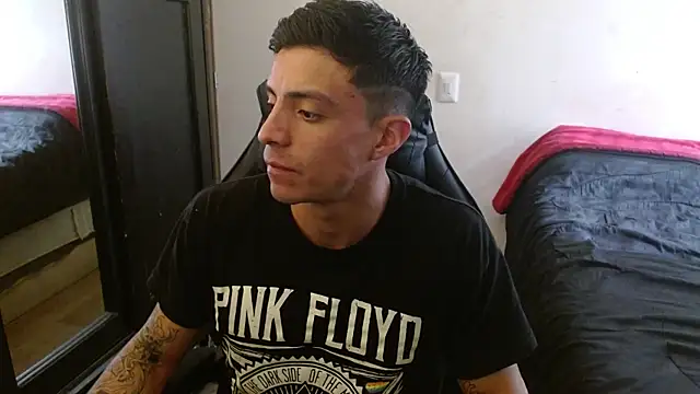 Snapshot of kv___xxx_ chatting on 09/19/25, 08:20 kv   xxx  online show from 09/19/25, 08:20