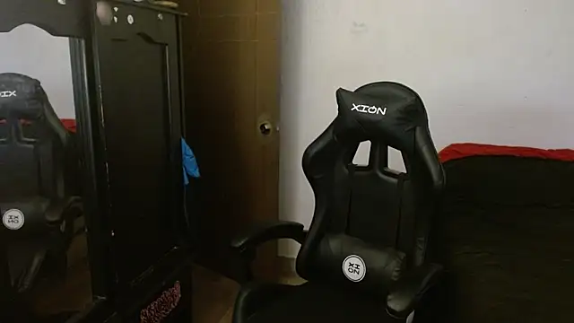 Snapshot of kv___xxx_ chatting on 09/24/25, 10:35 kv   xxx  online show from 09/24/25, 10:35